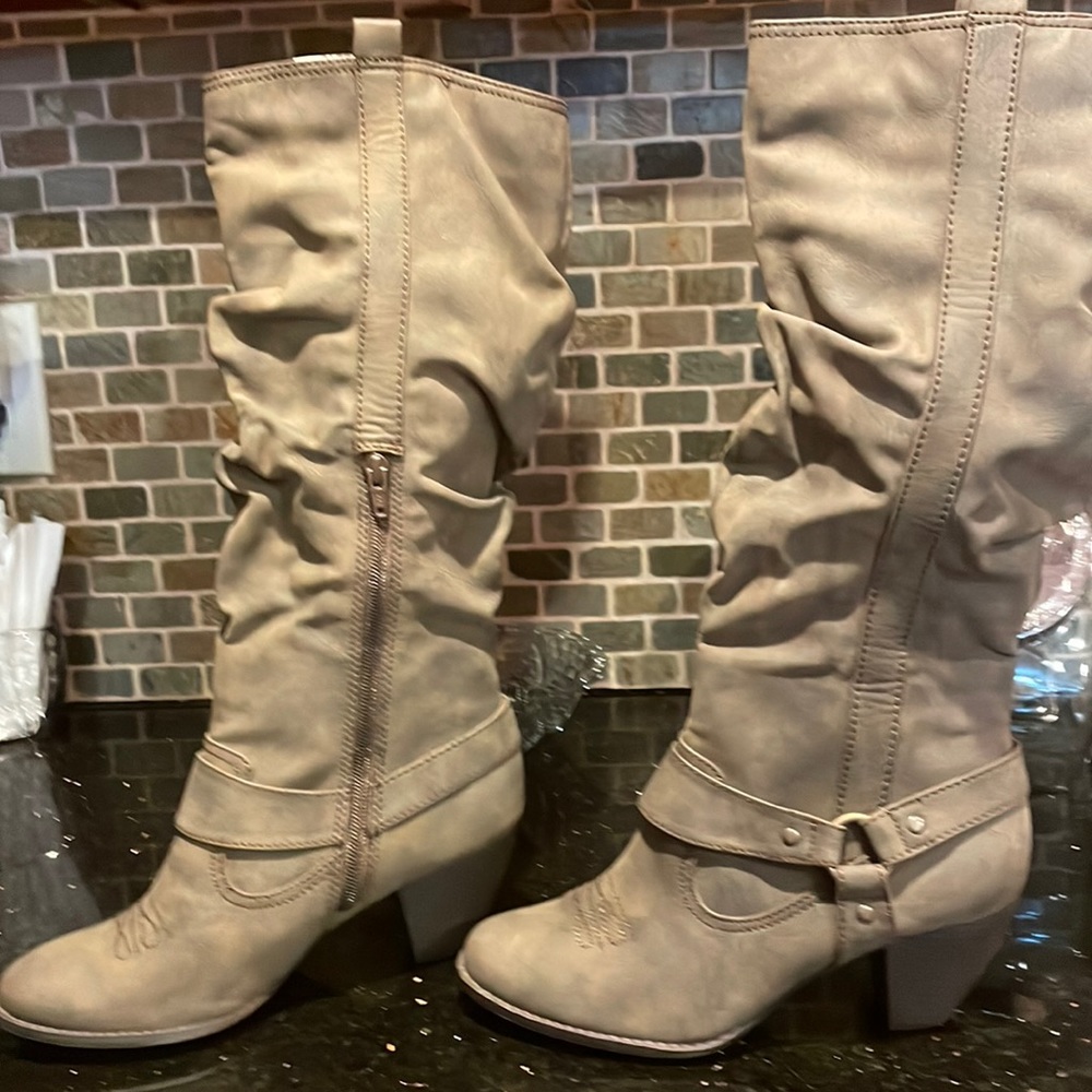 Boots taupe with heel size 8 mudd